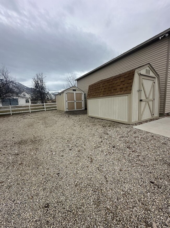 Building Photo - Cute country home available!