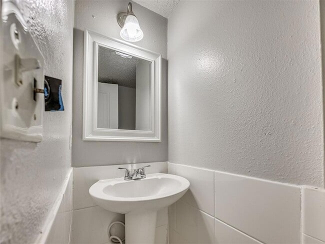 Building Photo - 1402 Bill Carrol Dr