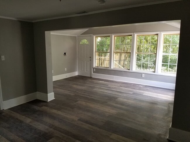 Building Photo - Cozy Home