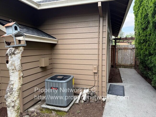 Building Photo - Outstanding 3 Bedroom Fairview Home