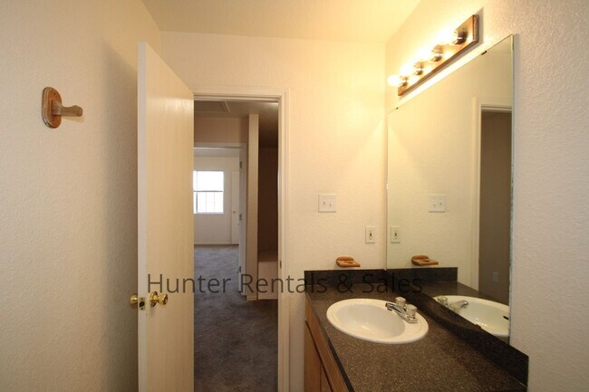 Building Photo - 2 Bedroom Townhome Ready For You!