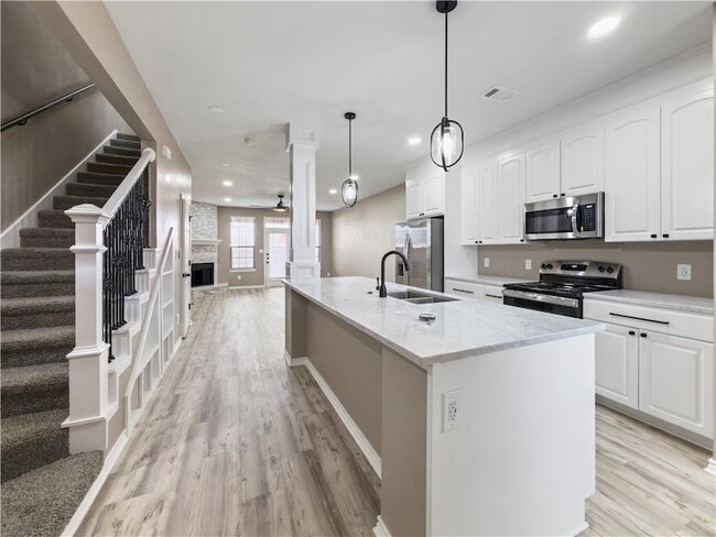 Building Photo - 1305 W Villa Maria Rd