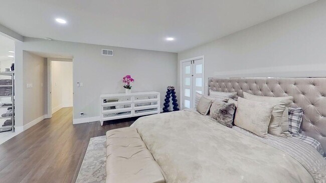 Building Photo - Waterfront Lido Island with Pool