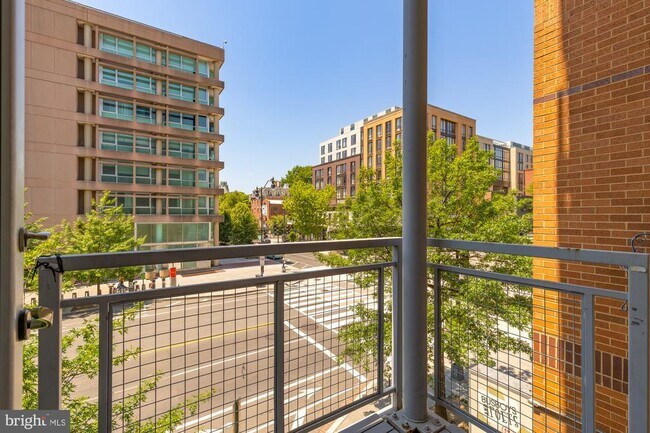 Building Photo - 1390 V St NW