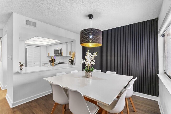 Building Photo - 2485 Lakeway Branch Dr