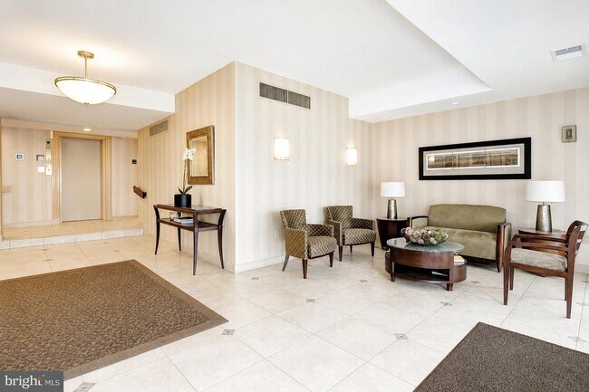 Building Photo - 4800 Chevy Chase Dr