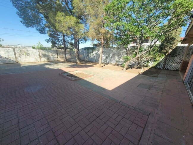 Building Photo - Ready to View!!