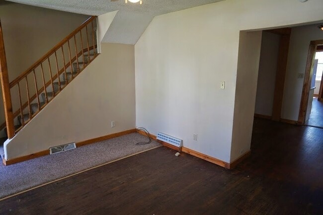 Building Photo - AVAILABLE JUNE- Gorgeous 4 Bed, 1 Bathroom Hillside Home!