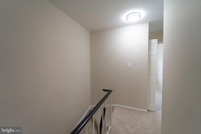 Building Photo - 2055 Pilgrim Dr