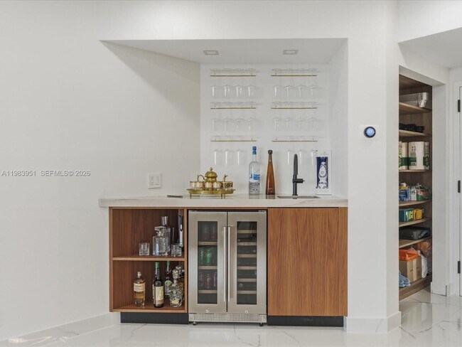 Building Photo - 3000 Island Blvd