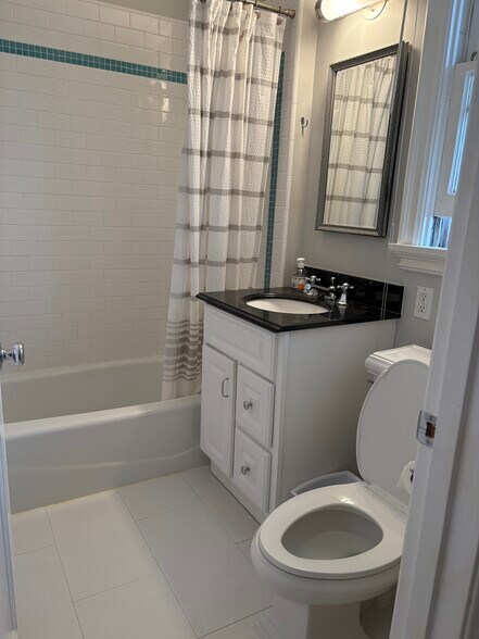 bathroom - 805 N McCadden Pl