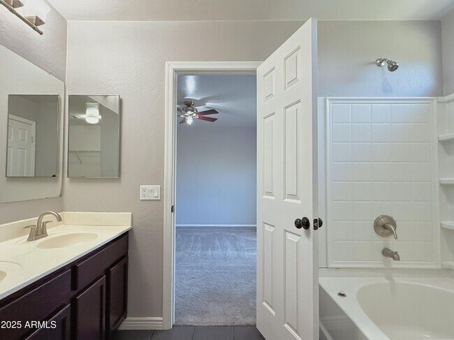 Building Photo - 2528 E Meadow Creek Way