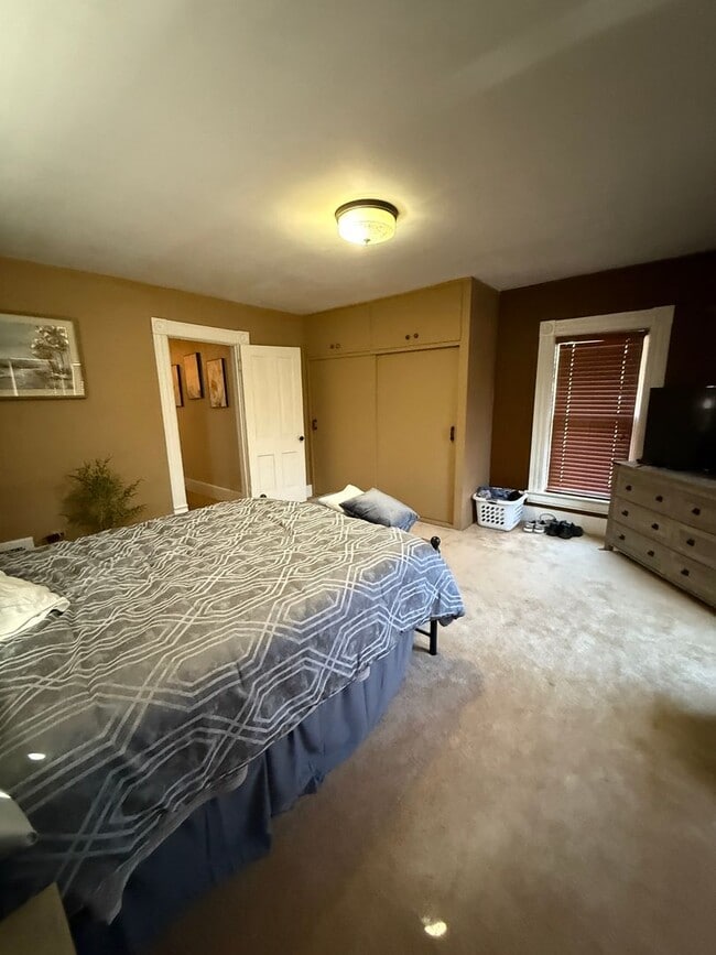 Building Photo - Four Bedroom House in La Crosse