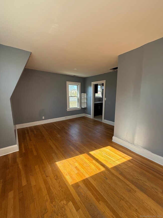 Building Photo - 498 Hawley Ave