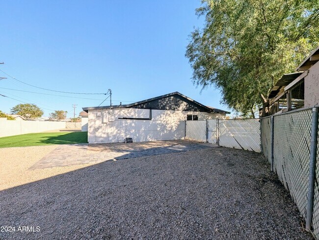 Building Photo - 121 N Flint Cir