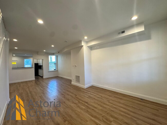 Building Photo - 3 Bedroom or 2 Bedroom with Den featuring Fenced Yard and Updated Kitchen