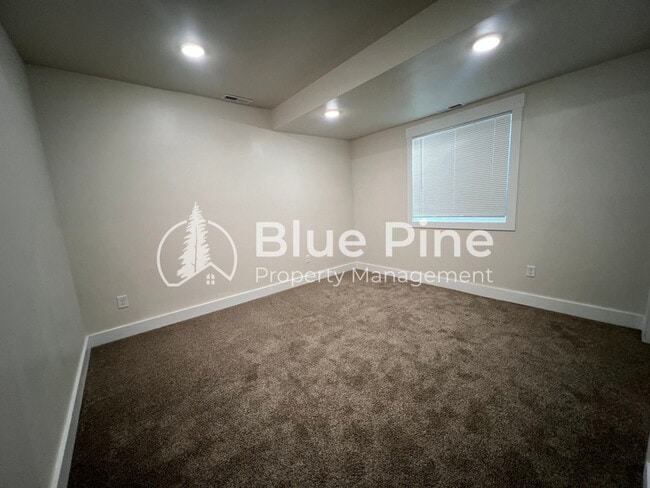 Building Photo - 323 Gladstone St