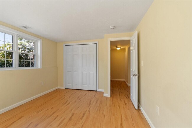 Building Photo - 27 Pine St