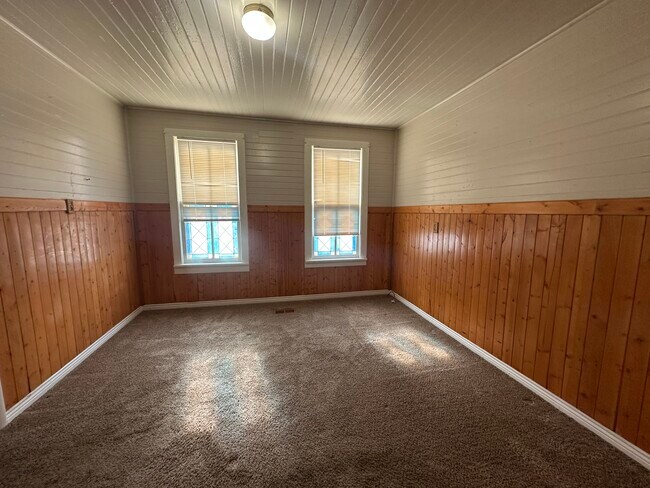 Office/2nd bedroom - 202 E Buffalo St