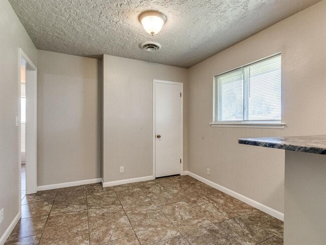 Building Photo - 208 Thompson Dr