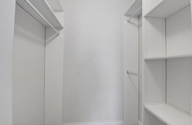 Building Photo - 7076 Huntington Ln