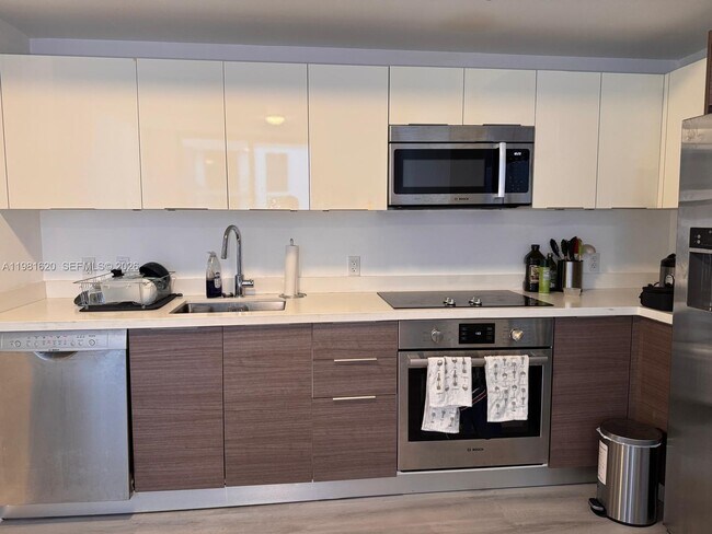 Building Photo - 1010 SW 2nd Ave