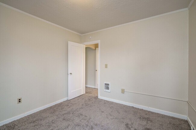 Building Photo - 1 Bedroom 1 Bath with Detached Garage