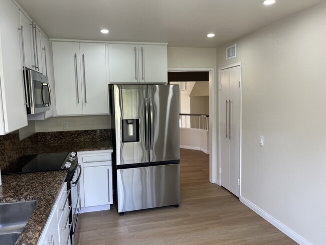 Building Photo - 3304 Caminito Eastbluff