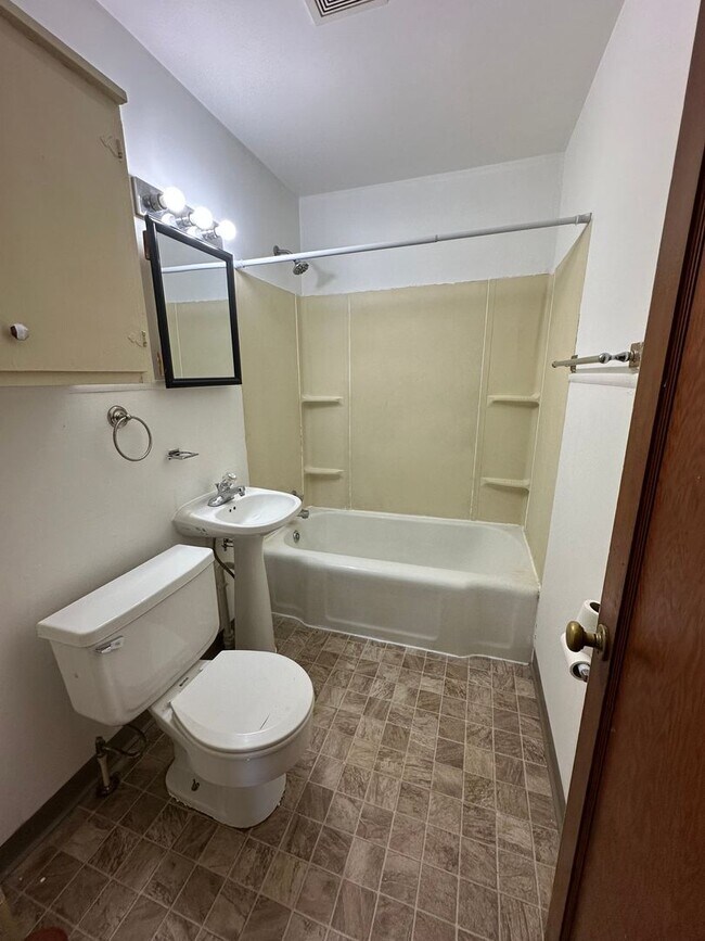 Building Photo - 1 Bedroom, 1 Bathroom House with Detached Garage