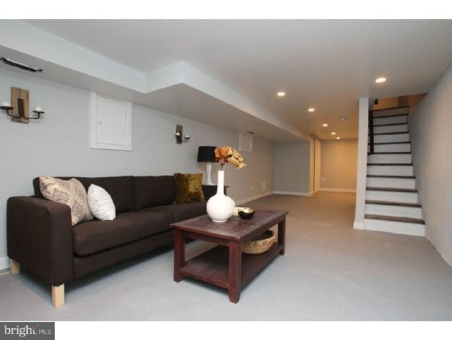 Building Photo - Bright 3 bed 1.5 bath in WHITMAN SOUTH PHI...