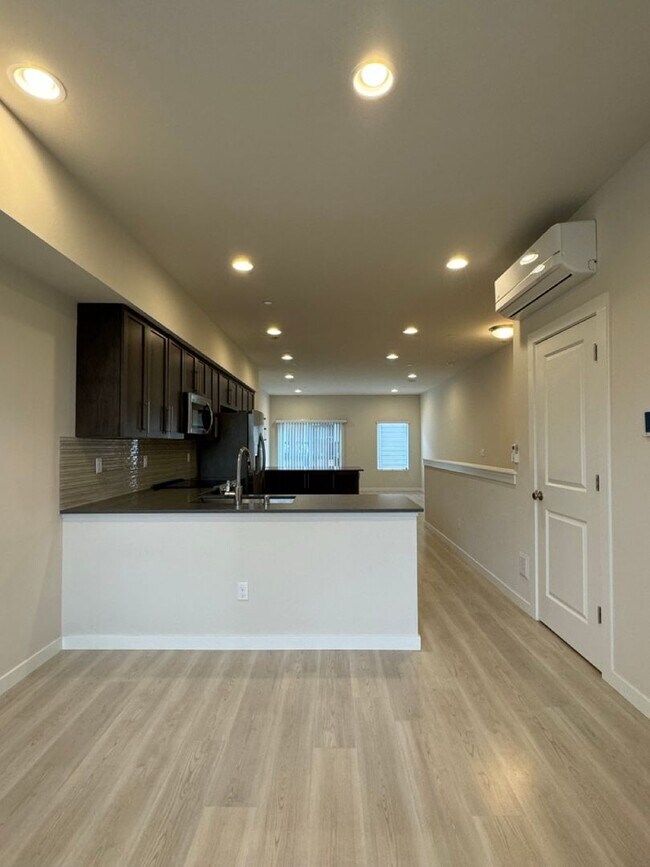 Building Photo - Modern Lynnwood 2BD/2.5BTH Townhome for Lease! Small Pet Friendly!