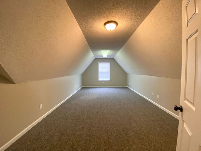 Building Photo - 5 Bedrooms with Bonus, 4 Bath Near Riverda...