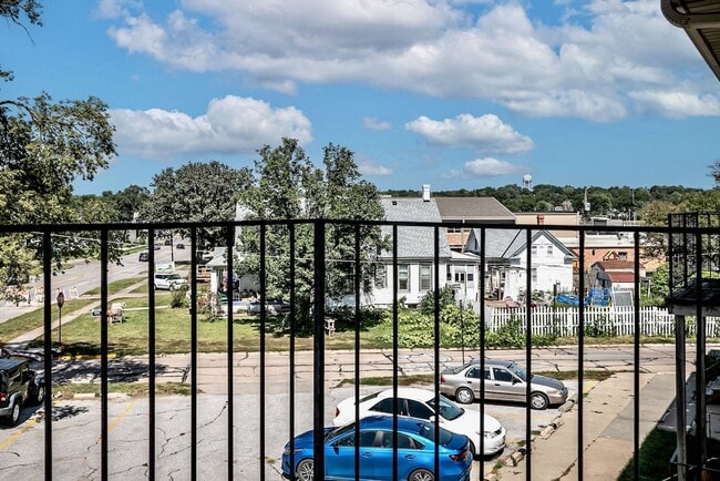 Building Photo - Newly Refreshed 1 Bedroom Apartment Near D...