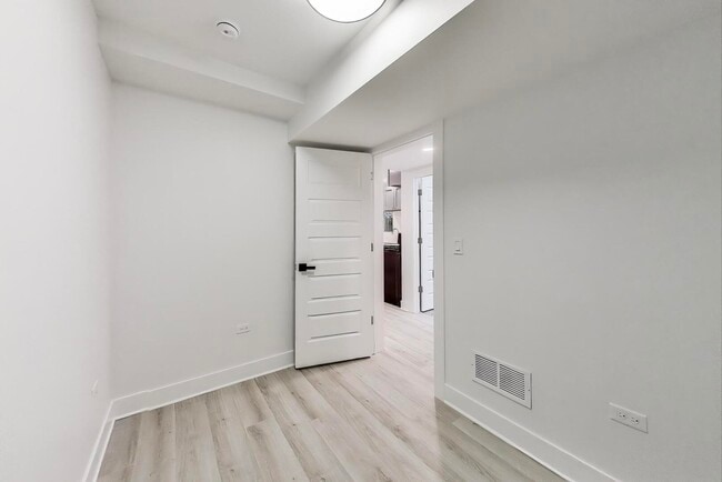 Building Photo - 1437 W Oakdale Ave