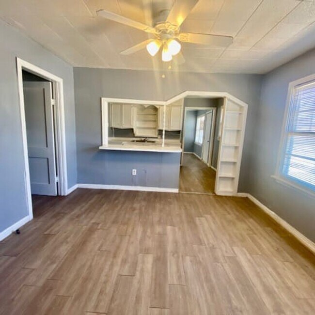 Building Photo - $0 First Month's Rent / $0 Deposit at Move-in