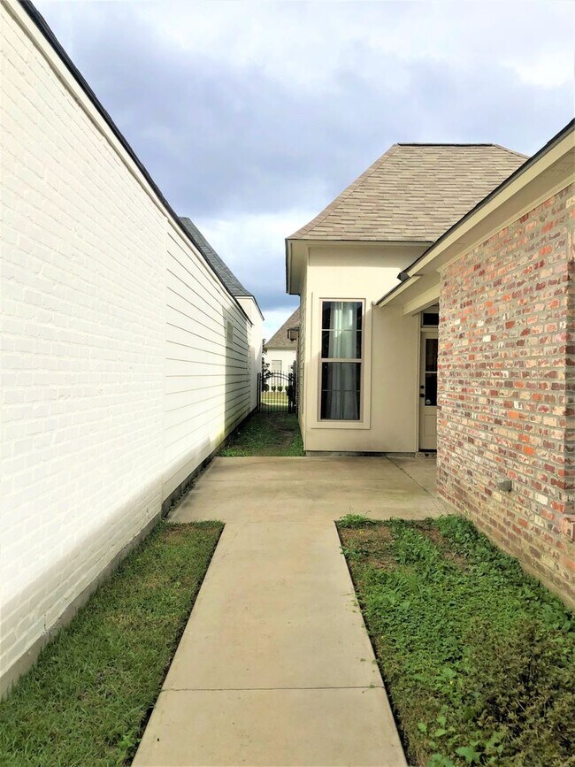 Building Photo - 3 Bedroom House off Nicholson with Community Pool