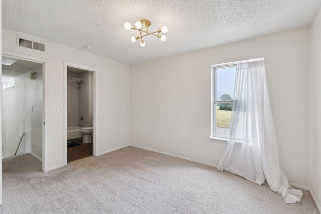 Building Photo - 2400 Sq Ft Condo for Rent Near Shopping