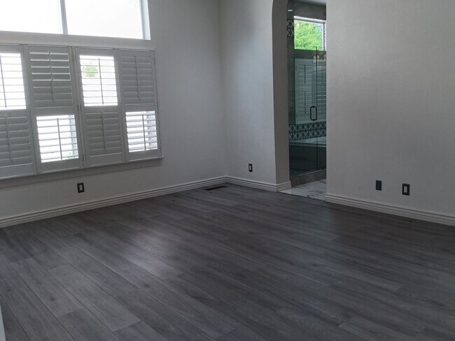 Building Photo - 3 Bedroom, 2 Bathroom Home! Schedule a Showing Soon!