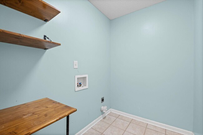 Building Photo - 713 Elizabeth Dr