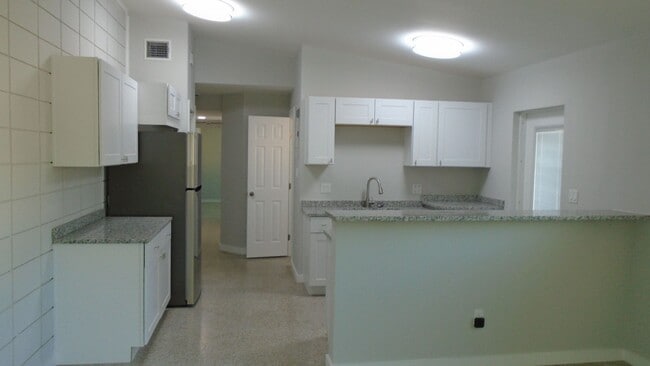 Building Photo - Charming Duplex nestled in the Heart of Wi...