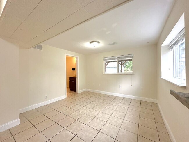 Building Photo - Updated 5 bedroom 2.5 bathroom home in Uni...