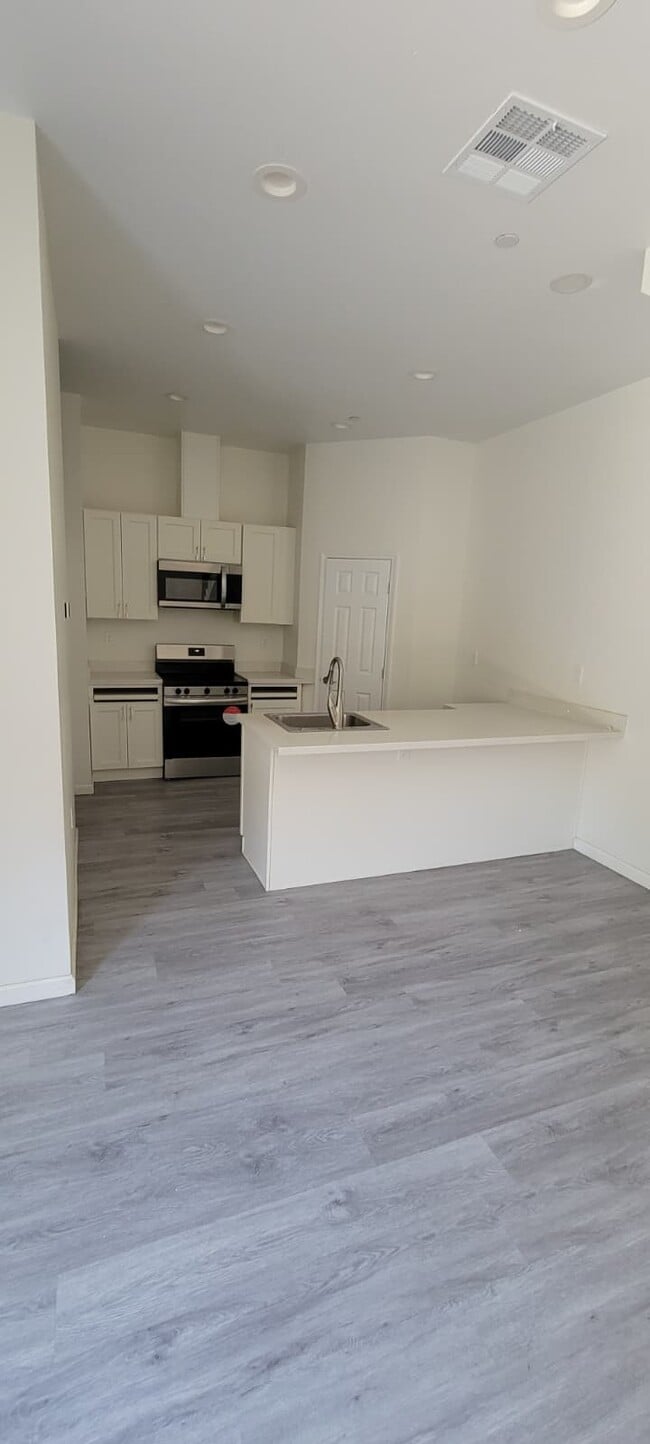 Building Photo - 337 Clover St