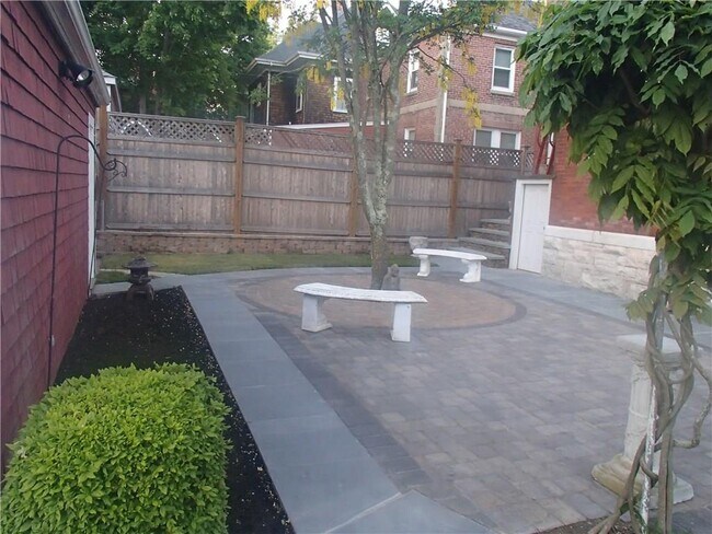 Building Photo - 490 Broadway