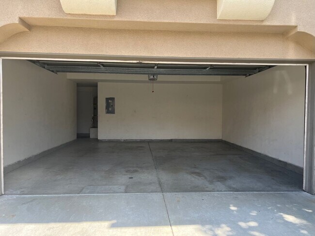 Building Photo - Wonderful Eastlake Townhome, 3 bedroom, 2....