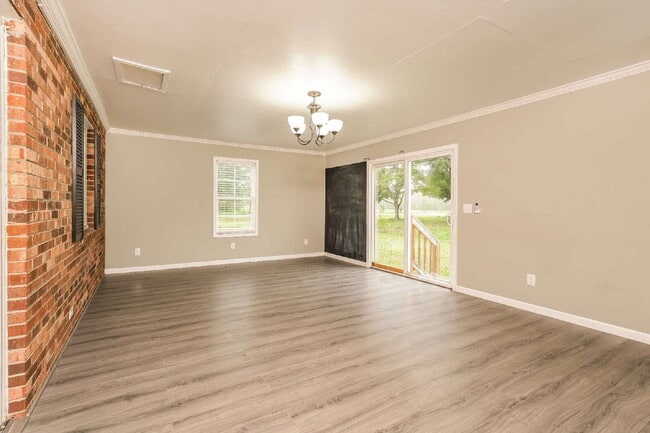 Building Photo - 3-Bed Plus 2 Bonus Rooms with Large Yard!