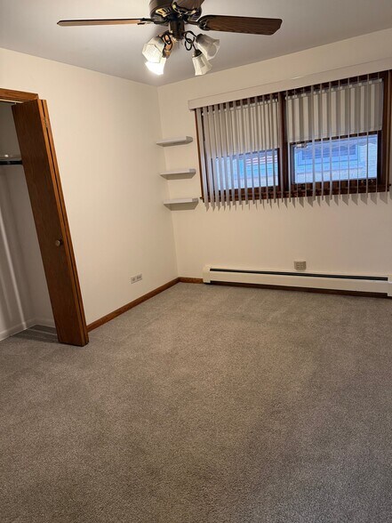 Building Photo - 6614 W Devon Ave