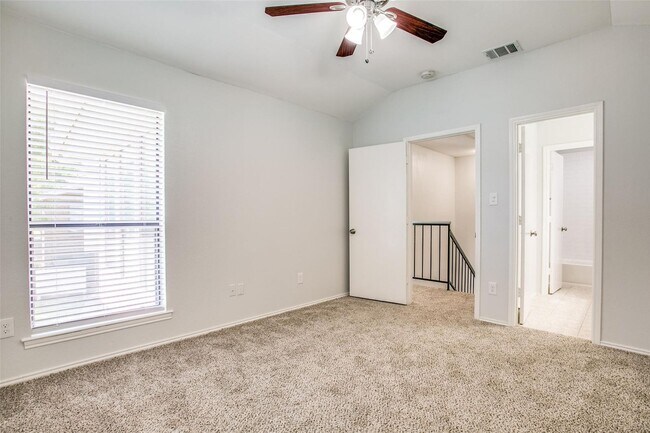 Building Photo - 2805 Meadow Park Dr
