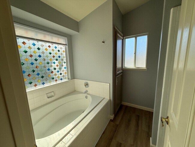 Building Photo - Nicely updated 4-bedroom in Oakdale!