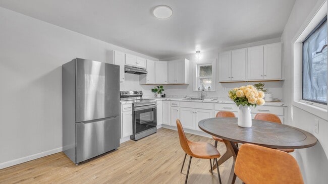 Building Photo - 3 Bed 1 Bath Single Family Home