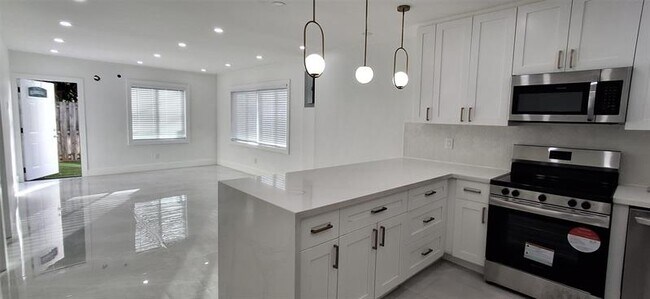 Building Photo - 1534 Van Buren St